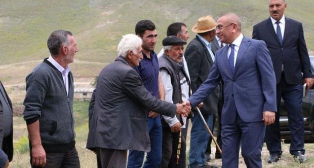 Глава Исполнительной власти Шамкира поцеловал руки местной жительнице - ФОТО