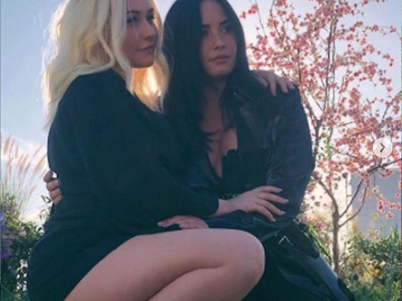 Bakıya gələn müğənninin sinəsi açıldı, pərt oldu - VİDEO - FOTO