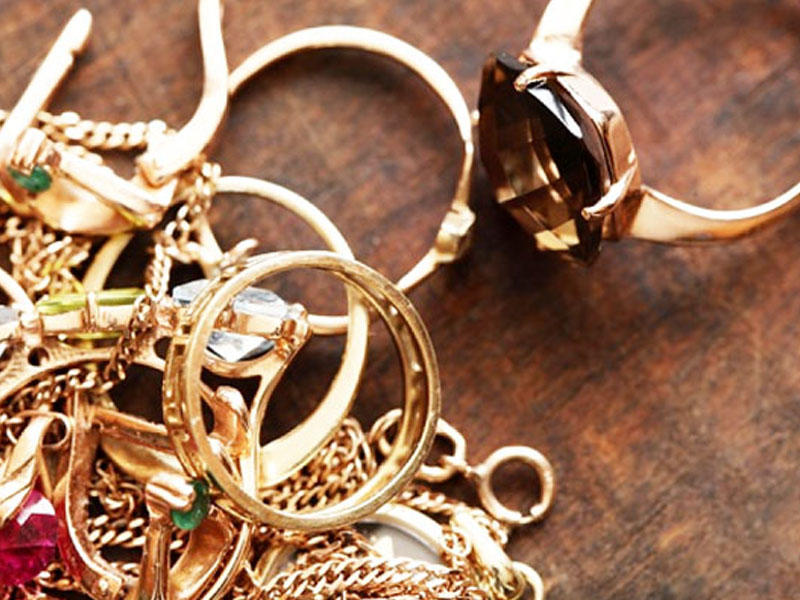 Bakıda qadın evdən 13 minlik qızıl apardı