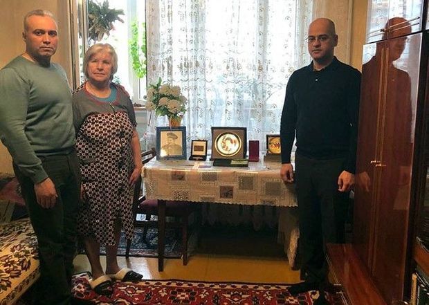 Сотрудники аппарата военного атташе Азербайджана в Беларуси навестили мать Национального героя - ФОТО