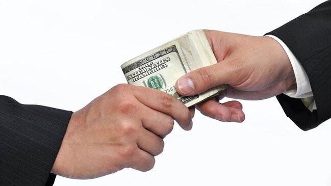 Azərbaycan vətəndaşından rüşvət alan gürcü məmur saxlanıldı