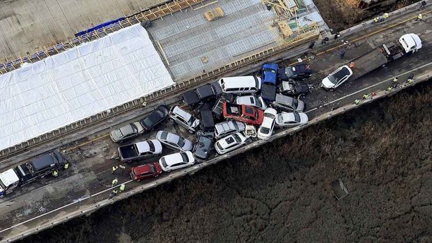 Bir qəzada 69 avtomobil bir-birinə girdi: 50 nəfər yaralandı - VİDEO