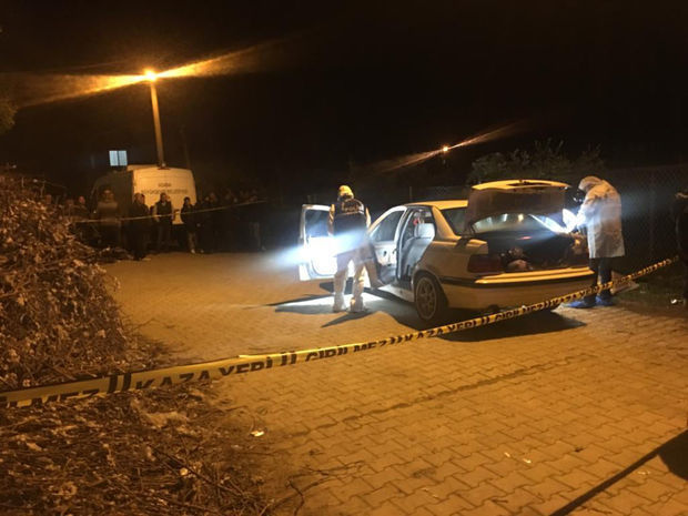 Двух человек застрелили в машине