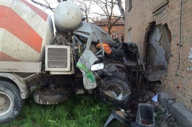 Betonqarışdıran maşın çaya belə düşdü - VİDEO