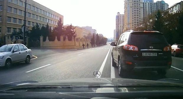 Опасные маневры водителя Hyundai Santa Fe в Баку - ВИДЕО