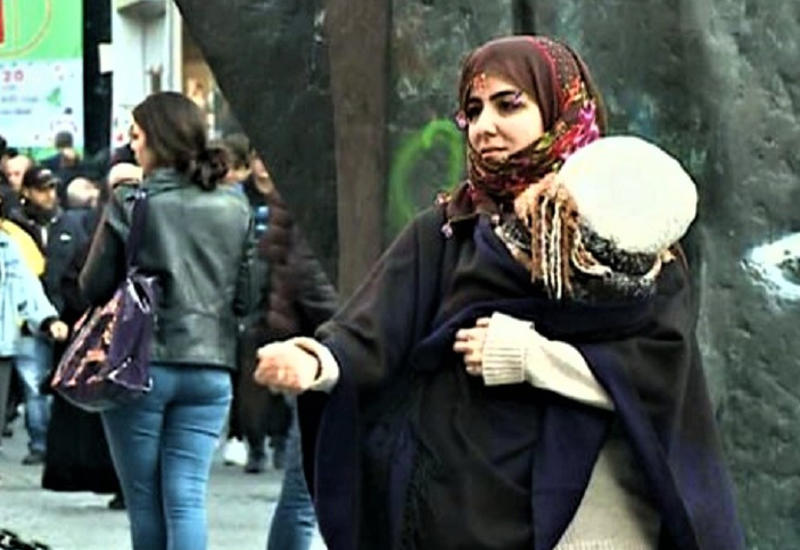 Dilənçi geyimi geyən müxbir şəhərin mərkəzində 1 saata 23 manat yığdı - VİDEO