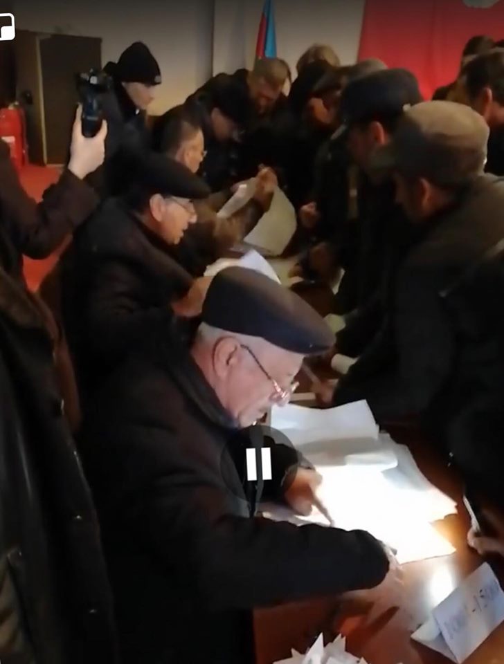 Hər kəs seçki məntəqəsində çəkilən bu görüntülərdən danışır - VİDEO