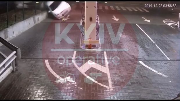 Водитель чудом спасся от влетевшего в его машину грузовика – ВИДЕО