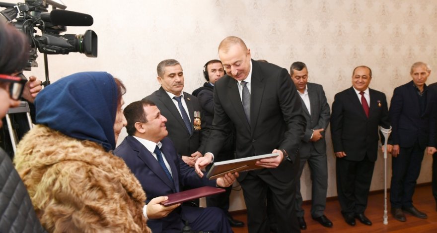 Президент принял участие в церемонии передачи квартир и автомобилей семьям шехидов - ФОТО