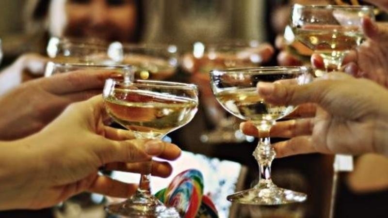 Bakıda içkidən zəhərlənib ölən polis zabitinin videosu yayıldı - YENİLƏNDİ