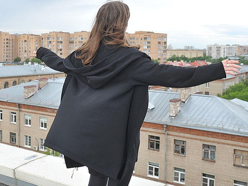 Bakıda qadın özünü binadan atmaq istədi - RƏSMİ