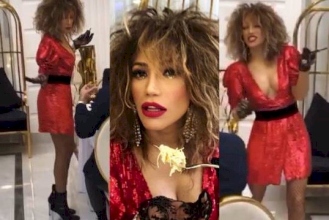 Röya ətəyini qaldırıb oynadı – Video