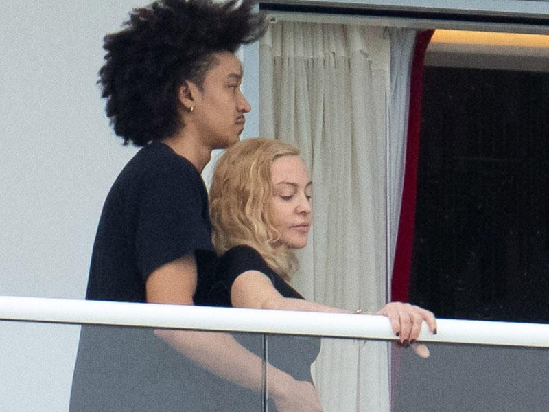 Madonna 26 yaşlı rəqqasa ərə gedir