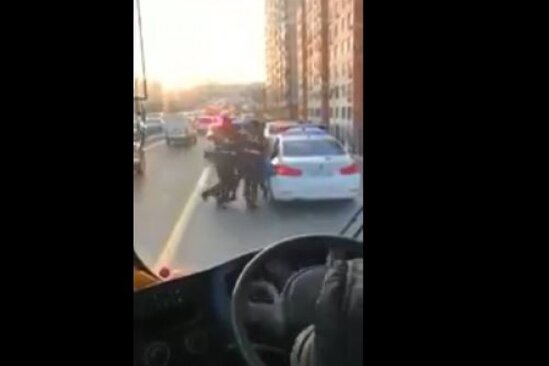 Bakıda yol polisləri gənci zorla maşına mindirdilər - VİDEO