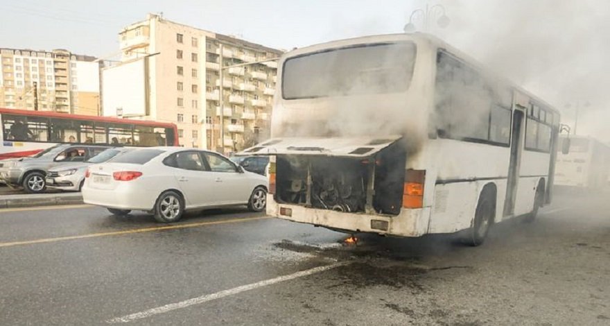 В Баку загорелся автобус с пассажирами - ФОТО