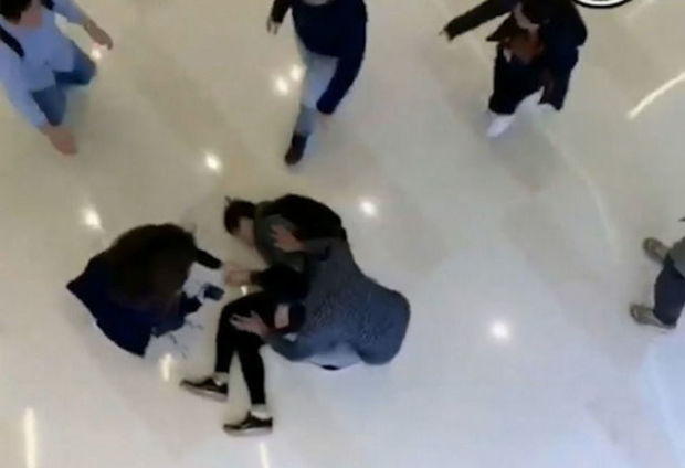 Polisdən qaçmaq üçün özünü binadan atdı - VİDEO