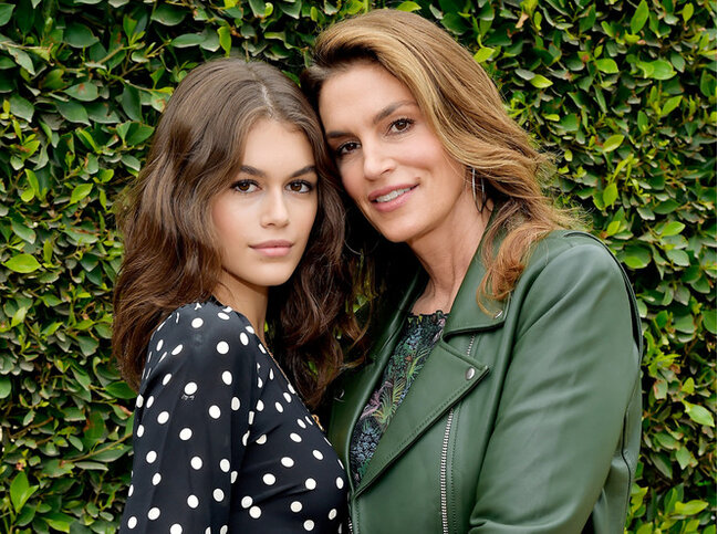 Sindi Kroufordun qızı alt paltarında poz verdi - FOTO