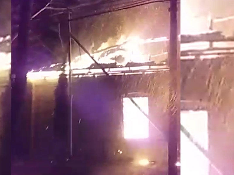 Azərbaycanda seçki məntəqəsi yandı - VİDEO