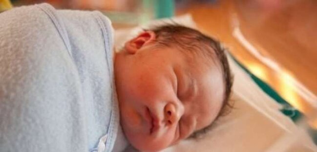 Qeyri-adi körpə doğuldu - Mədə və bağırsaqları çöldədir