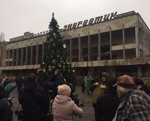 В Чернобыле впервые с момента аварии установили новогоднюю елку – ФОТО