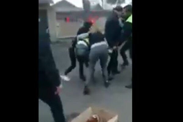 Azərbaycanda iki qadın təmizlik işçisi olan kişini belə döydülər - VİDEO