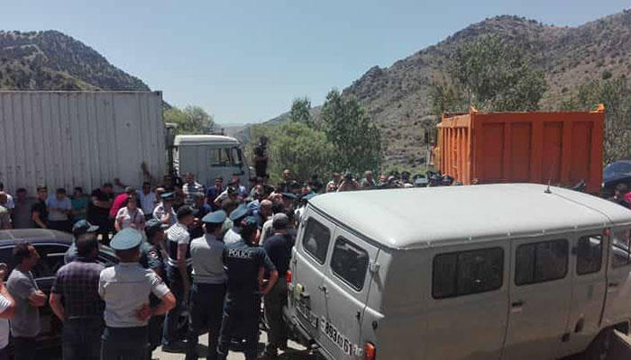 Qarabağda öldürülən əsgərin qohumları yolu bağlayıblar