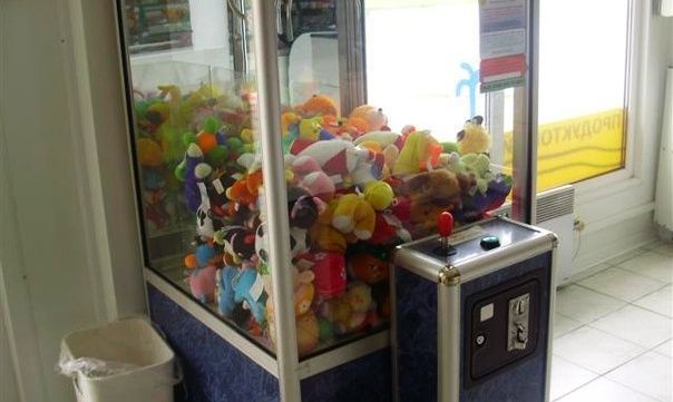 Грабители средь бела дня украли автомат с игрушками - ВИДЕО