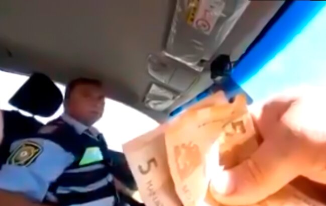 Yol polisinin rüşvət görüntüsü yayıldı - Polisdən rəsmi açıqlama - VİDEO