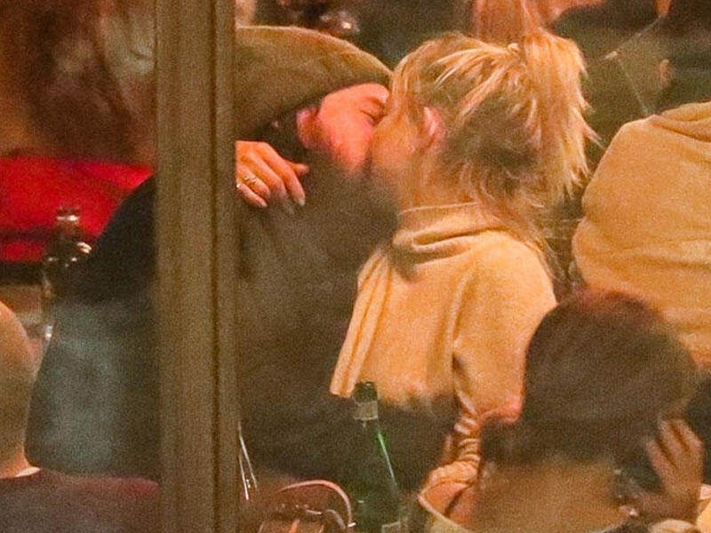 Aktrisa sevgilisi ilə restoranda öpüşdü - FOTO