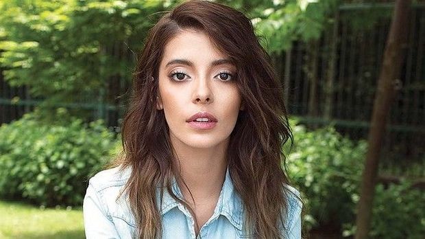 Türkiyəli aktrisa Azərbaycan mahnısı ifa etdi - VİDEO