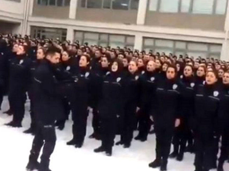 Türkiyədə yüzlərlə polisin intiqam andı qalmaqal yaratdı - VİDEO