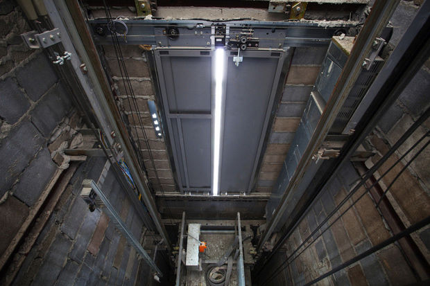 Лифт рухнул с девятого этажа и убил семью