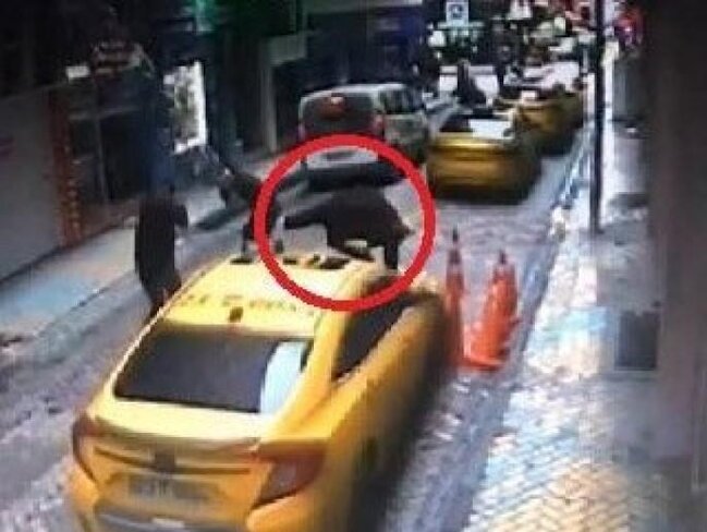 Şəkilçəkən ikinci mərtəbədən taksinin üzərinə çırpıldı