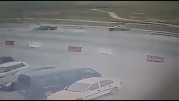 Mercedes торопился и попал в аварию - ВИДЕО