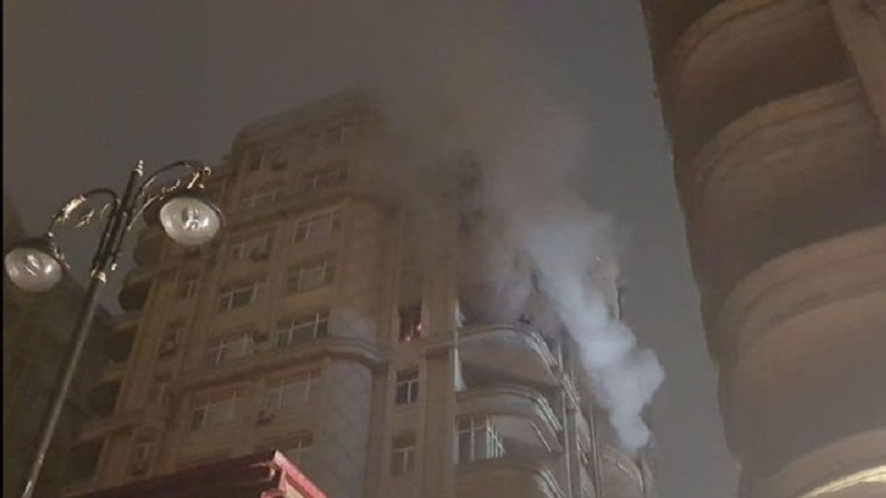 В Баку в высотном доме произошел пожар - ФОТО