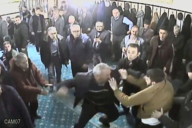 Məsciddə namaz qılan şəxslər arasında kütləvi dava - Polis müdaxilə etdi - Video