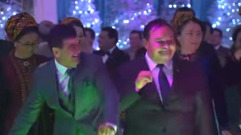 Türkmənbaşı Azərbaycan mahnısı ifa etdi, məmurları oynadı (VİDEO)