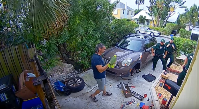 Qonşudakı tutuquşunun kömək çağırmasını polisə xəbər verdi - Video