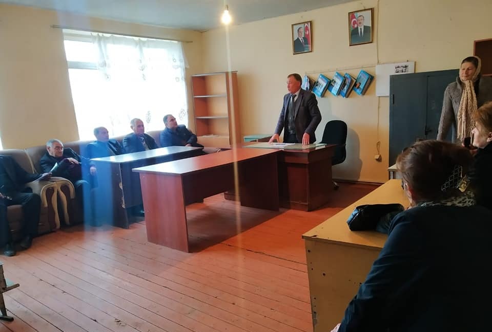 Direktor şagirdin çənəsini sındırıb - FOTO