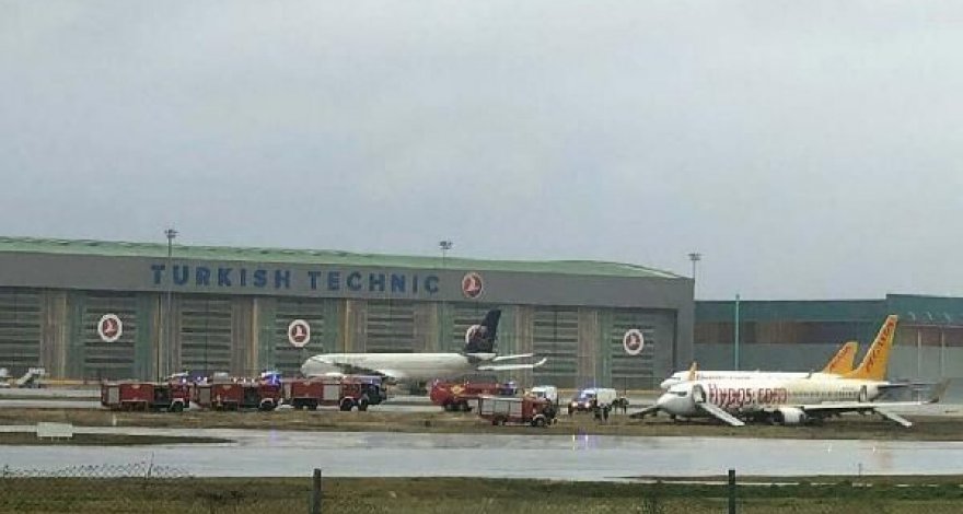 В аэропорту Стамбула самолет сошел со взлетно-посадочной полосы - ВИДЕО