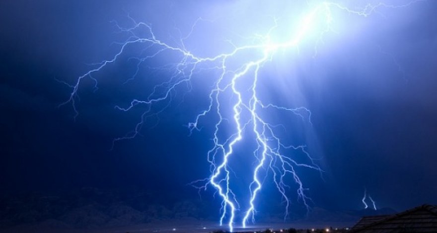 В Азербайджане участились молнии, град и ливни