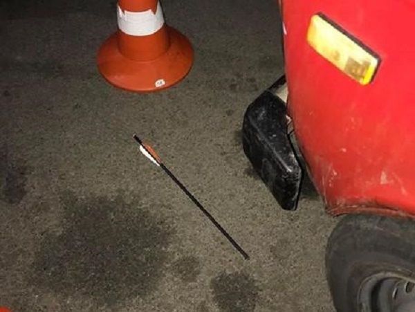 Ukraynalı məmuru oxla yaraladılar - FOTO