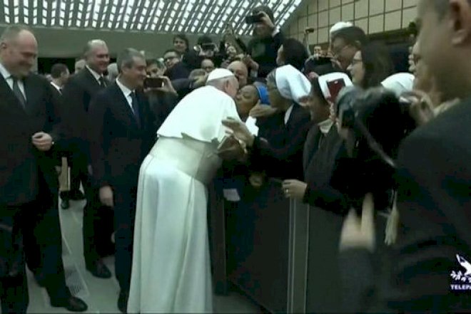 Roma Papası bu dəfə rahibəni öpdü - Video