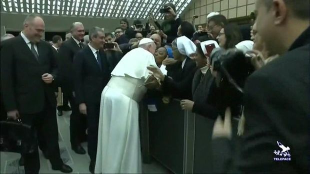 Папа Римский поцеловал монахиню, которая пообещала 