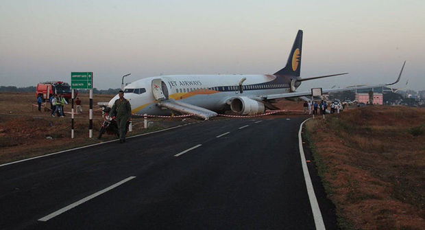 Təyyarə uçuş zolağından çıxdı - FOTO