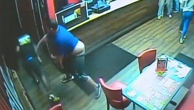 Kişini güllələyib, restoranda yemək yeməyə davam etdi - VİDEO