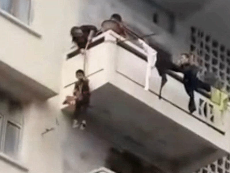 Nənə pişiyə görə nəvəsini kəndirlə bağlayıb, eyvandan atdı - VİDEO