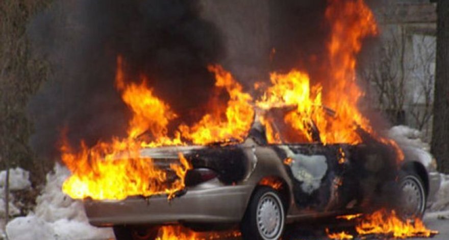 В Баку автомобиль загорелся в результате ДТП