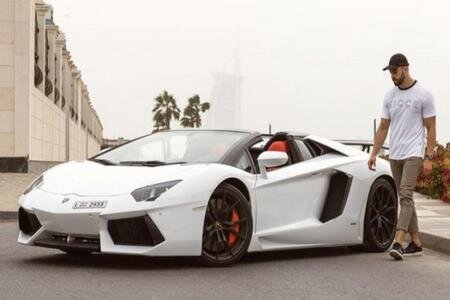 Özü ilə birlikdə dünyanı gəzəcək adama 36 min dollar maaş təklif edən gənc milyoner - FOTO