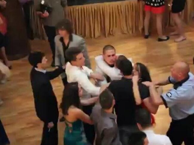 Bakıda tanınmış şadlıq sarayındakı toyda kütləvi dava: yaralılar var